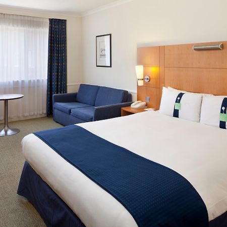 Holiday Inn Guildford By Ihg Esterno foto
