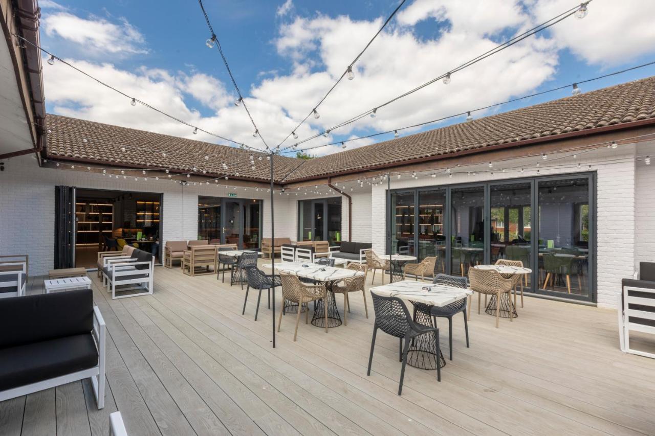 Holiday Inn Guildford By Ihg Esterno foto