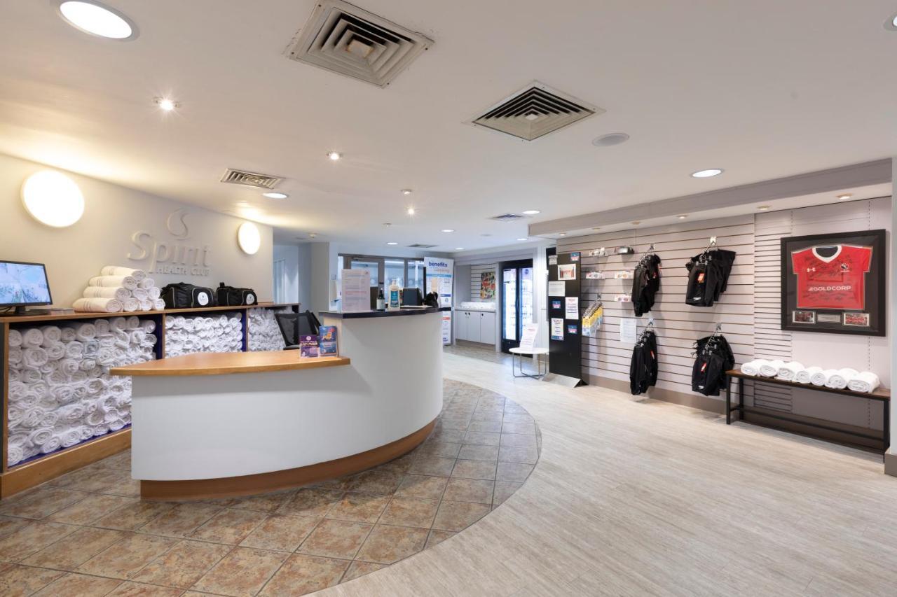 Holiday Inn Guildford By Ihg Esterno foto
