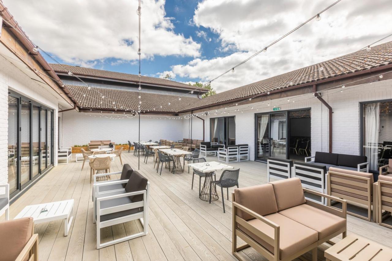 Holiday Inn Guildford By Ihg Esterno foto