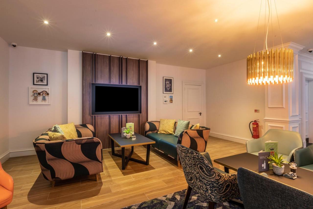 Holiday Inn Guildford By Ihg Esterno foto