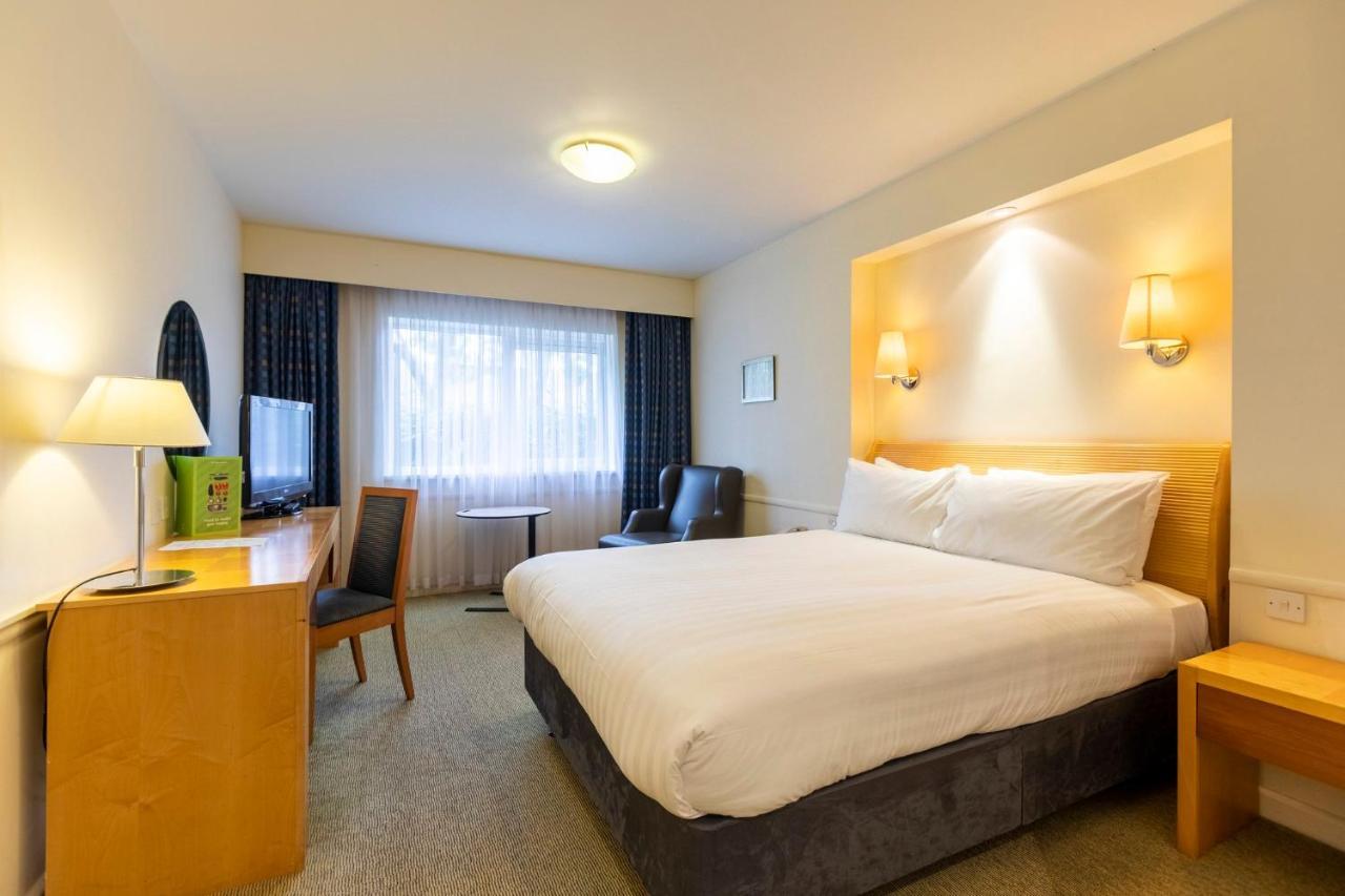 Holiday Inn Guildford By Ihg Esterno foto