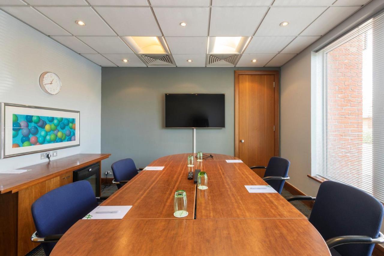 Holiday Inn Guildford By Ihg Esterno foto