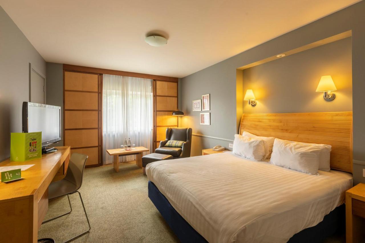 Holiday Inn Guildford By Ihg Esterno foto