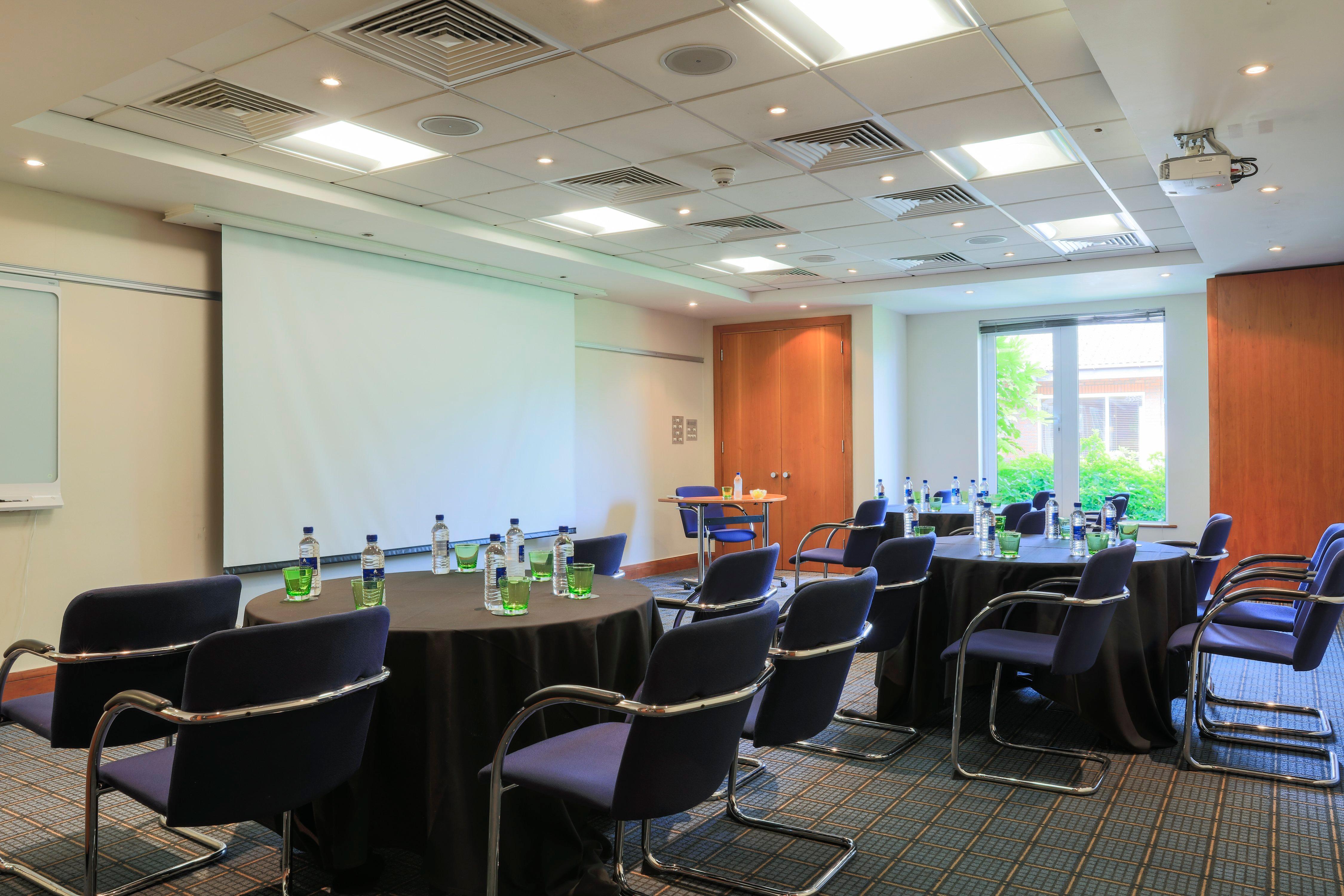 Holiday Inn Guildford By Ihg Esterno foto