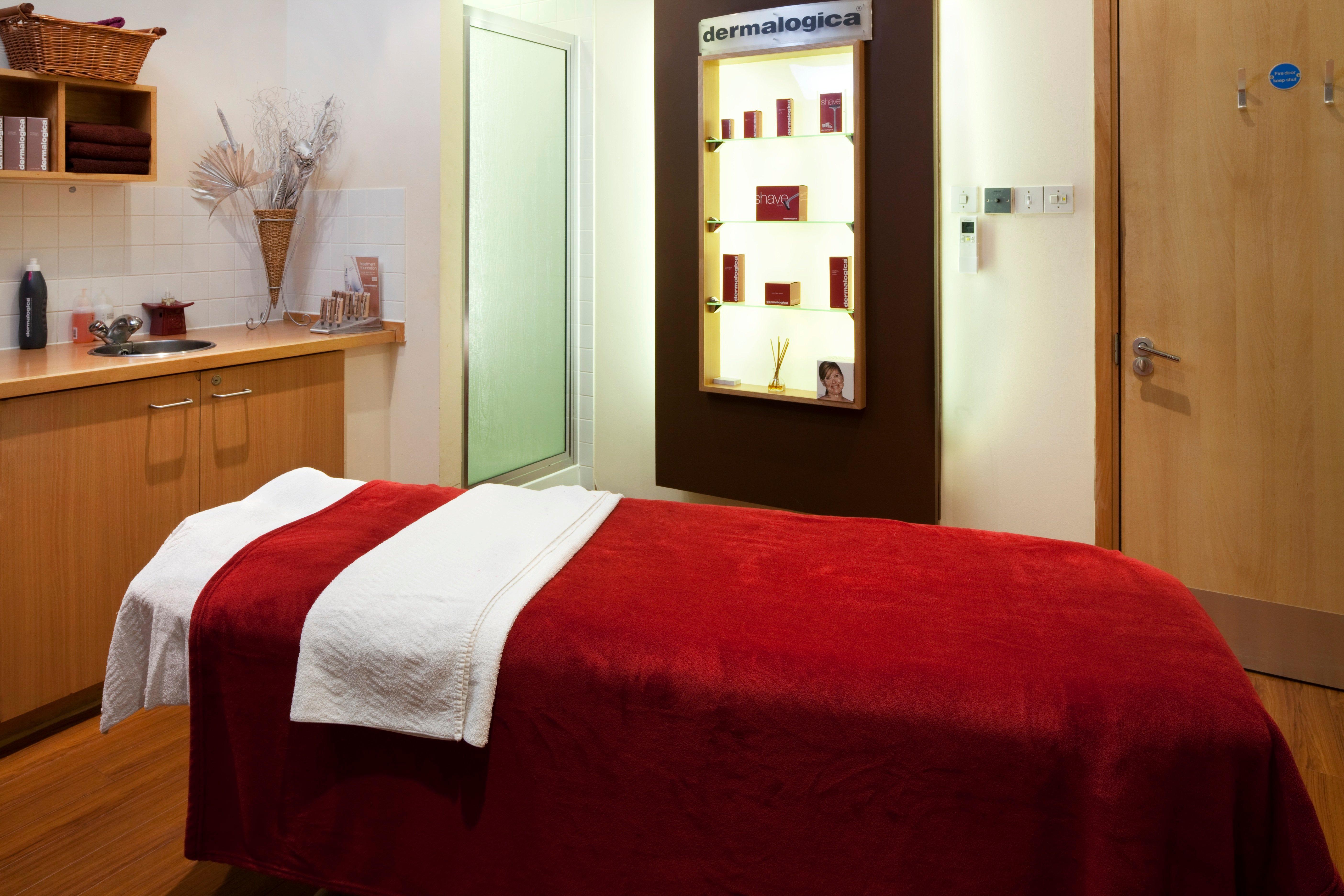 Holiday Inn Guildford By Ihg Esterno foto
