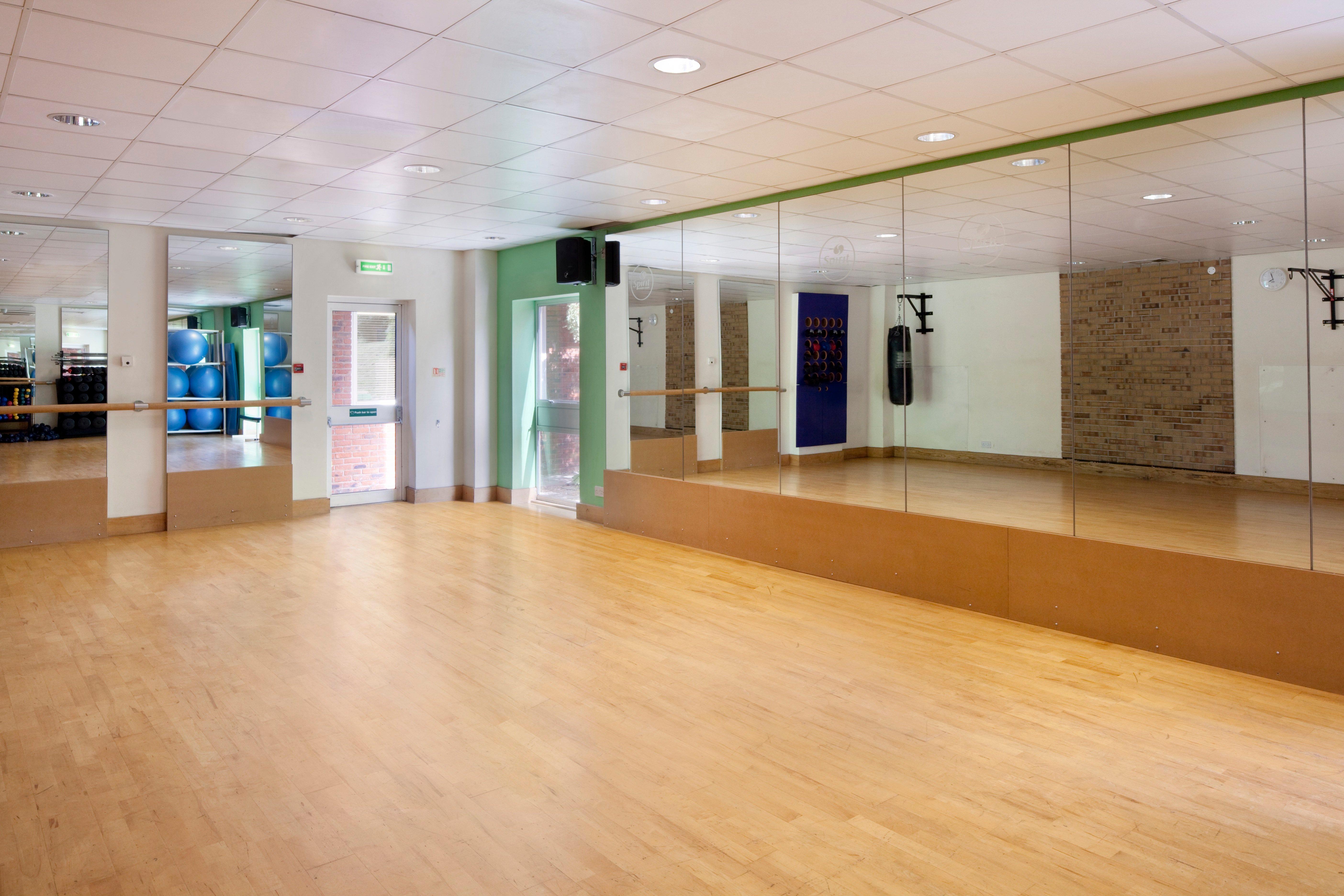 Holiday Inn Guildford By Ihg Esterno foto