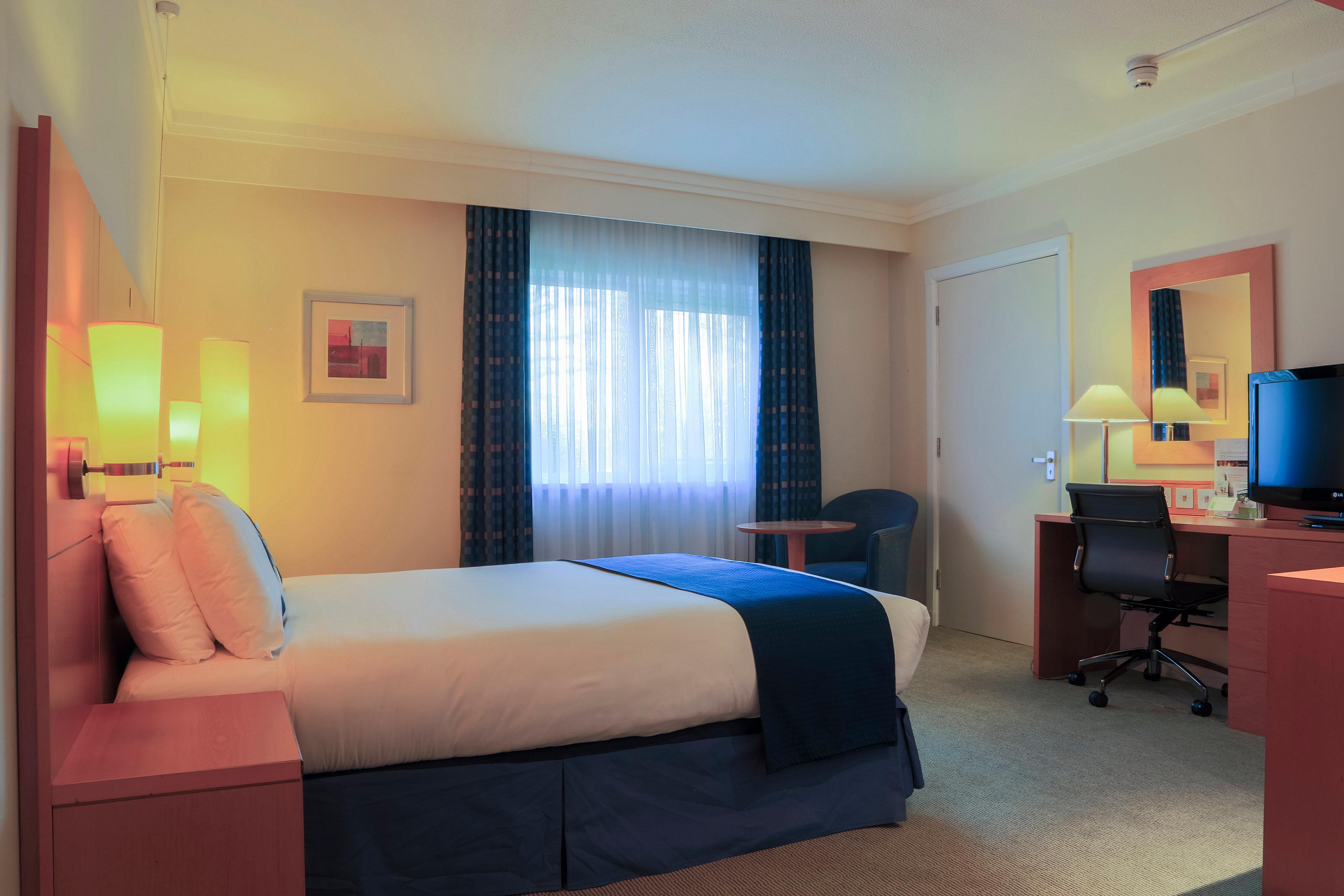 Holiday Inn Guildford By Ihg Esterno foto