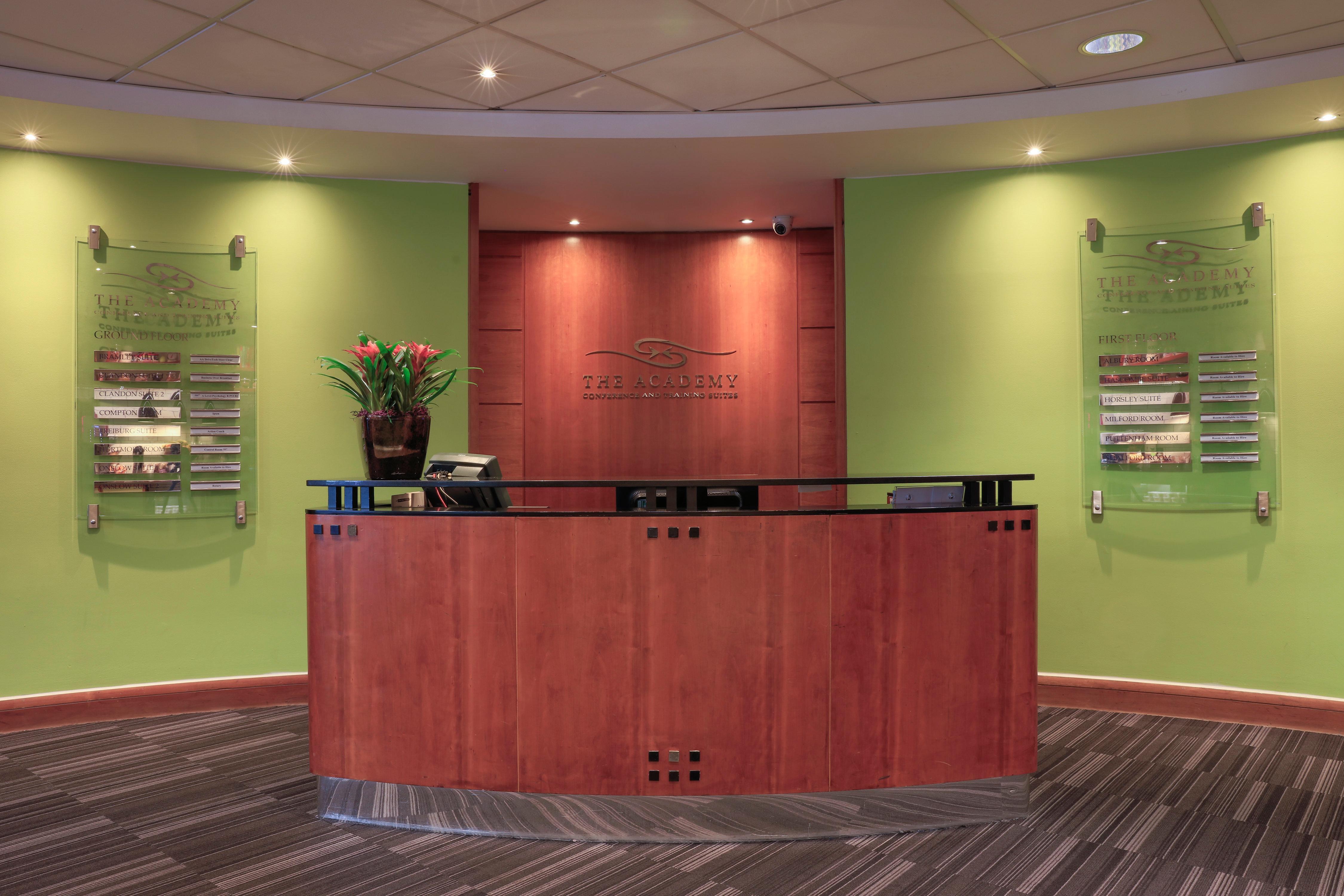 Holiday Inn Guildford By Ihg Esterno foto