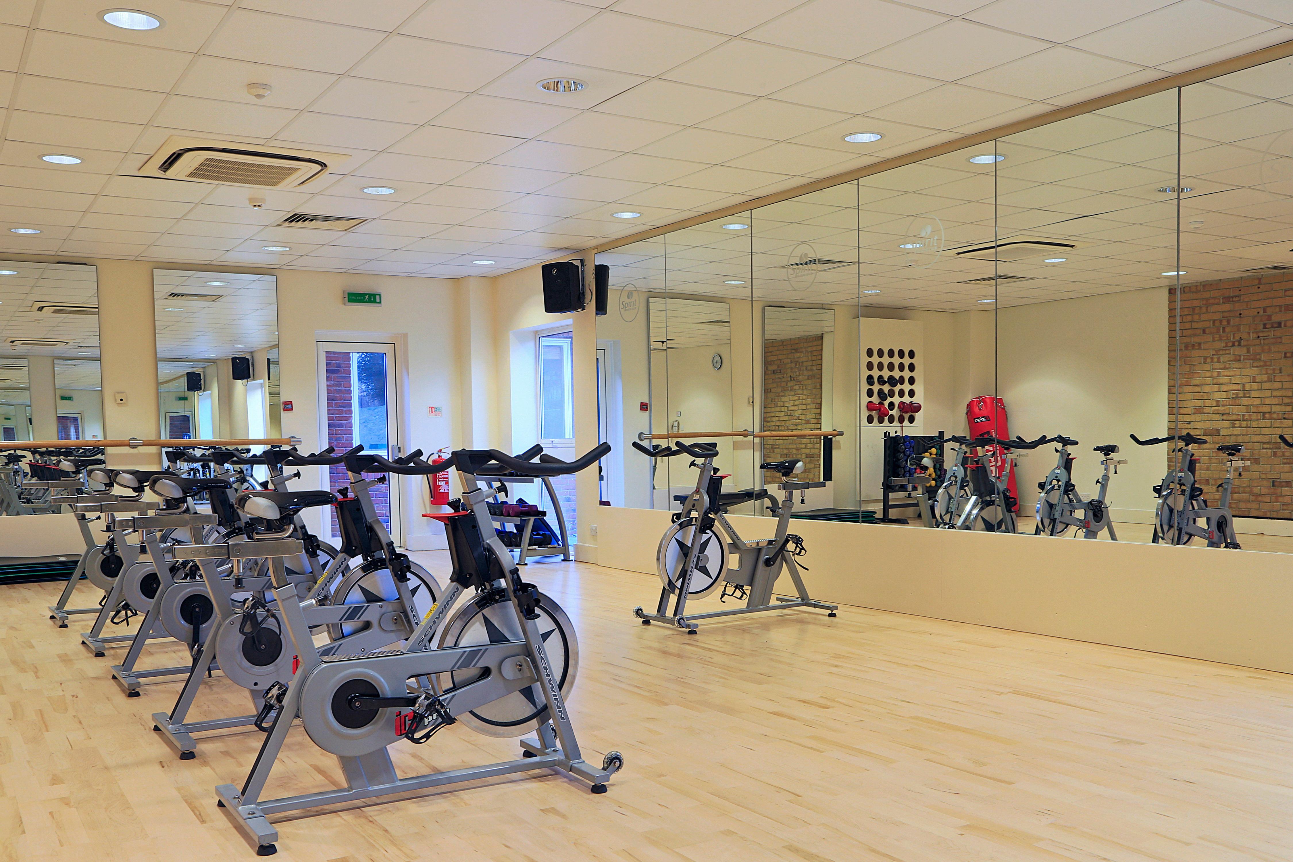 Holiday Inn Guildford By Ihg Esterno foto