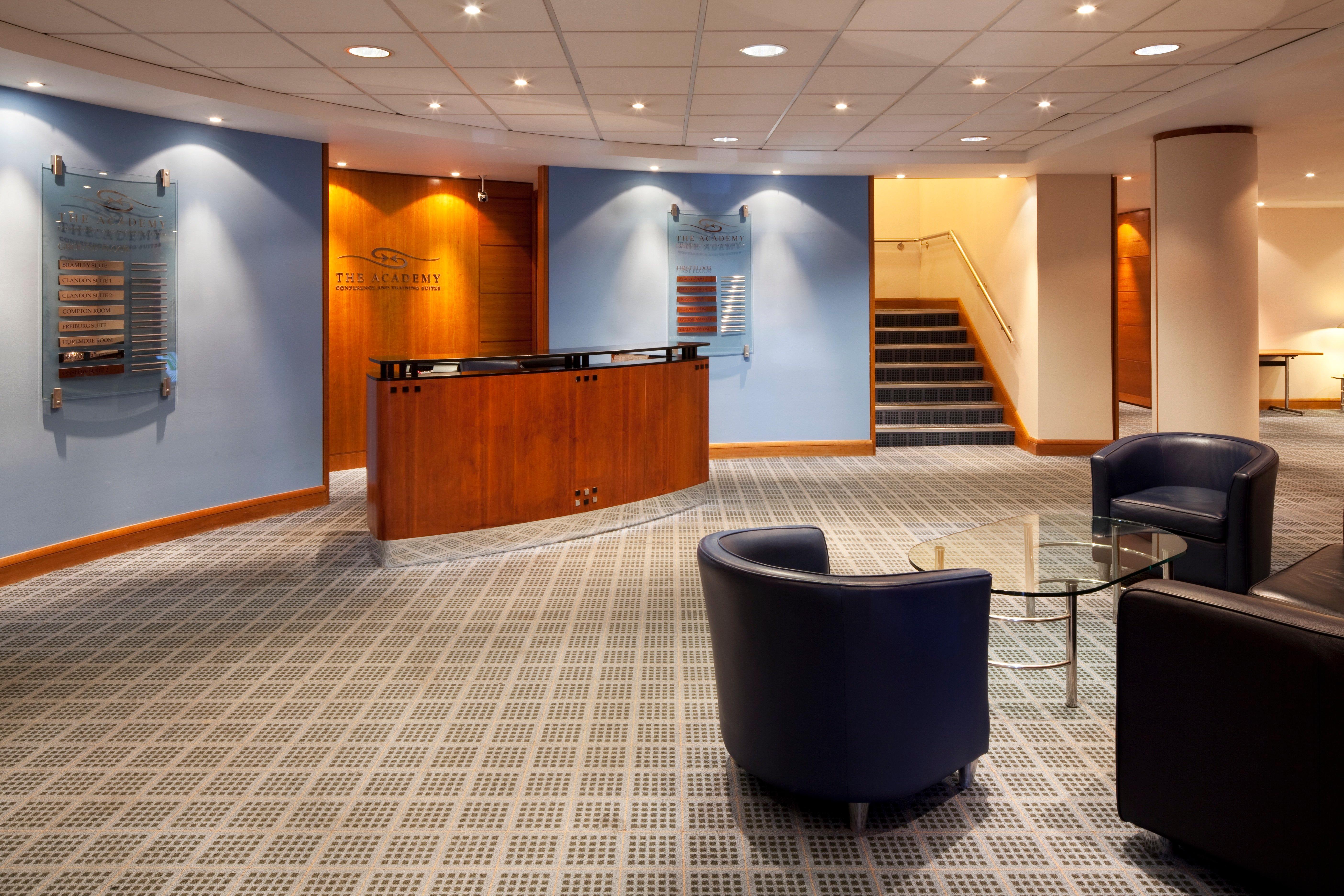 Holiday Inn Guildford By Ihg Esterno foto