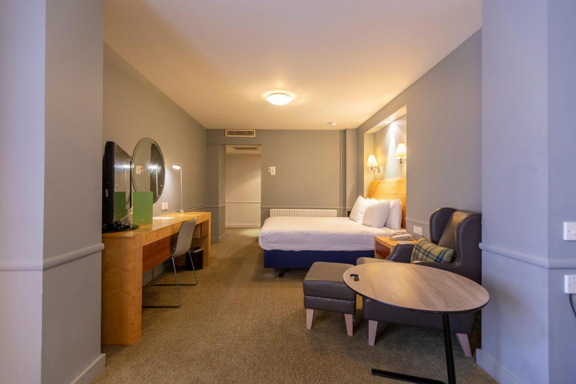 Holiday Inn Guildford By Ihg Esterno foto