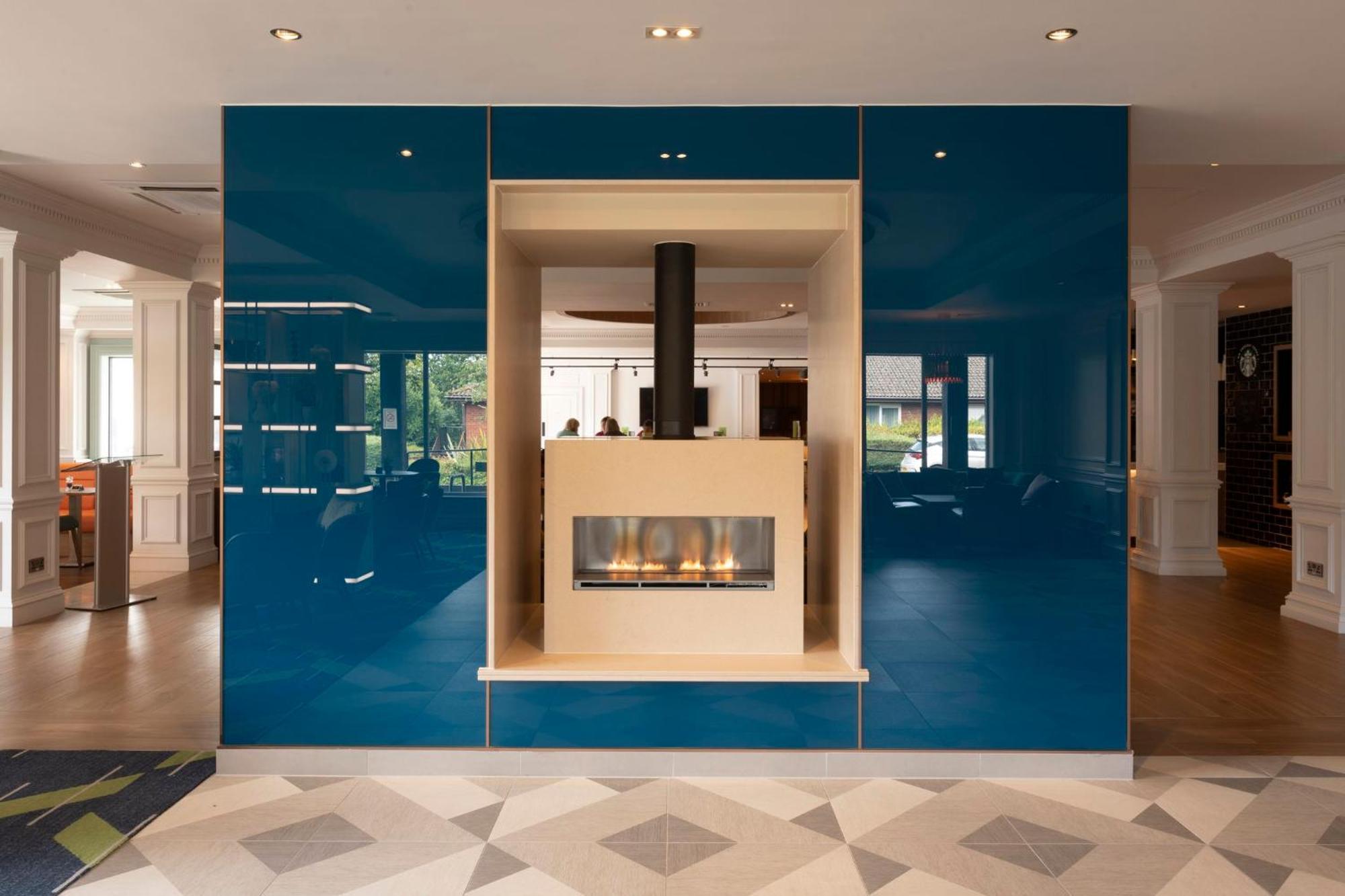 Holiday Inn Guildford By Ihg Esterno foto