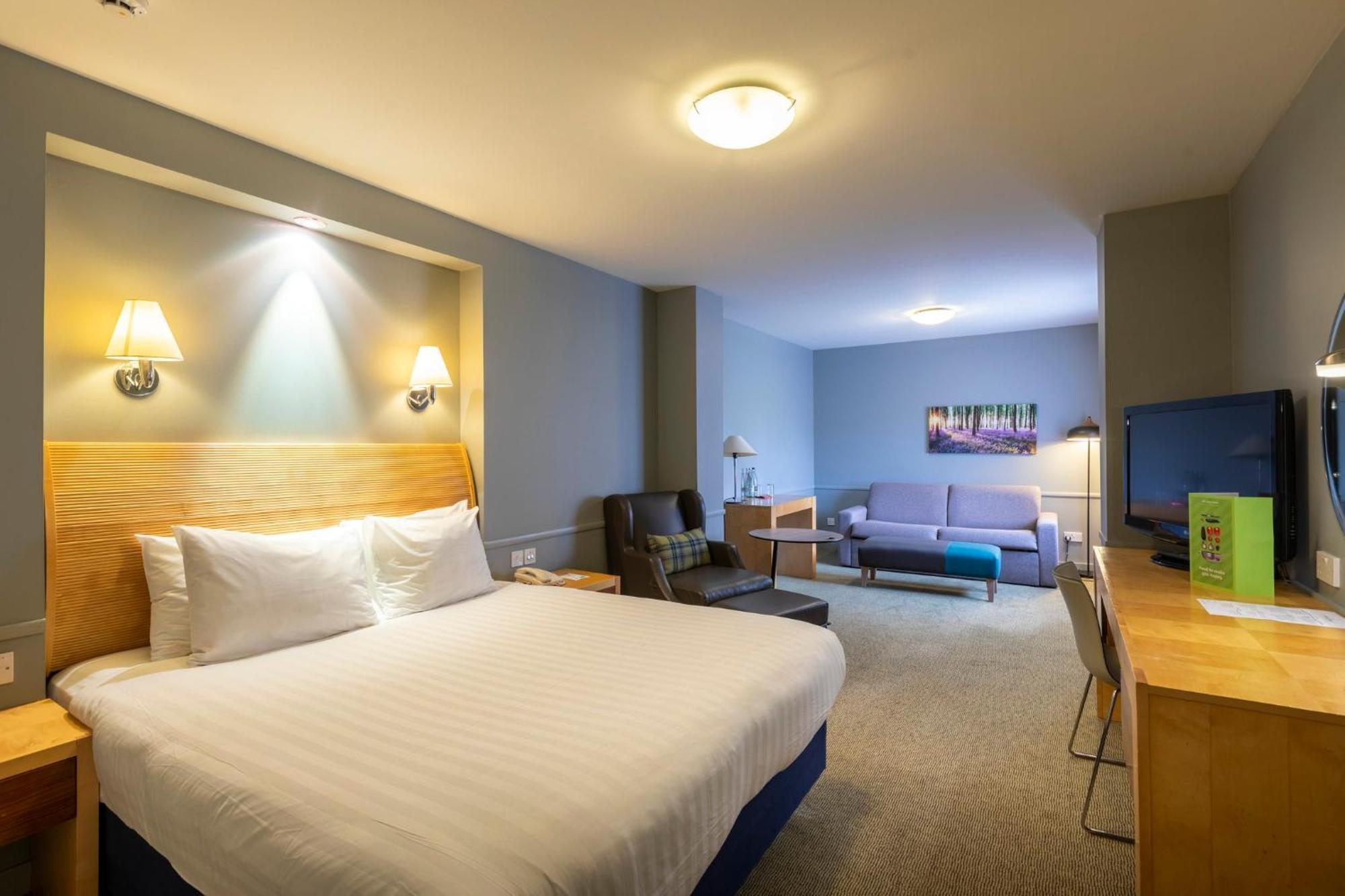Holiday Inn Guildford By Ihg Esterno foto