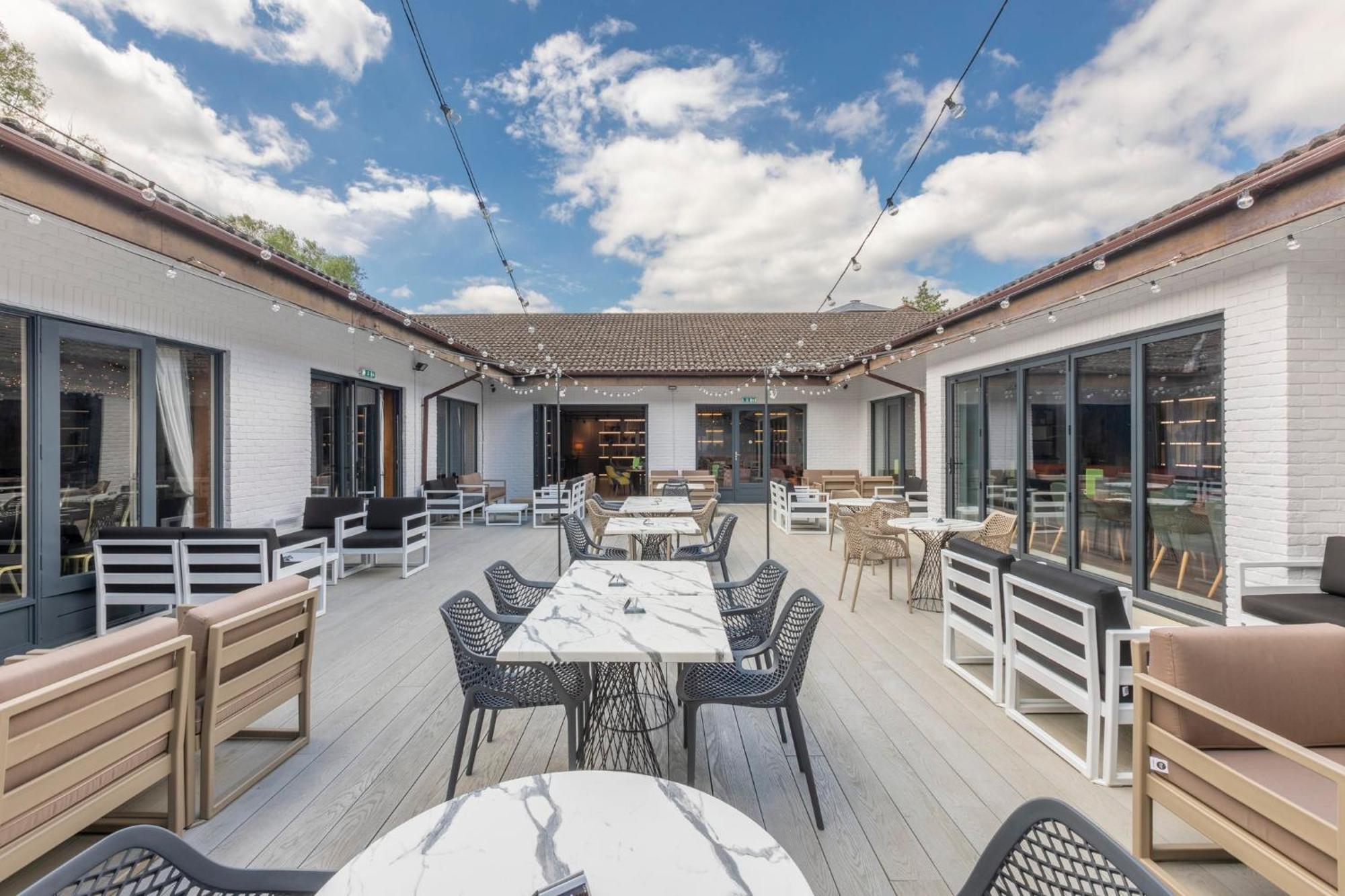 Holiday Inn Guildford By Ihg Esterno foto