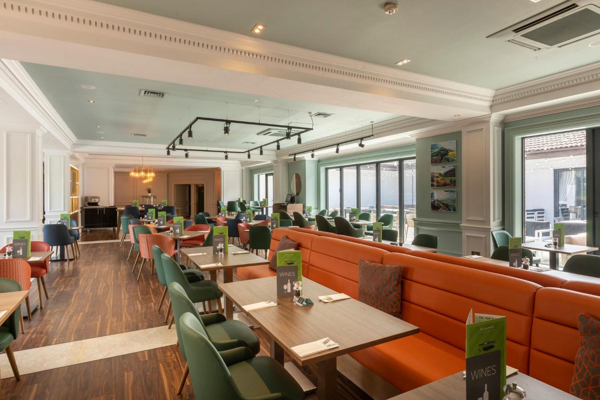 Holiday Inn Guildford By Ihg Esterno foto
