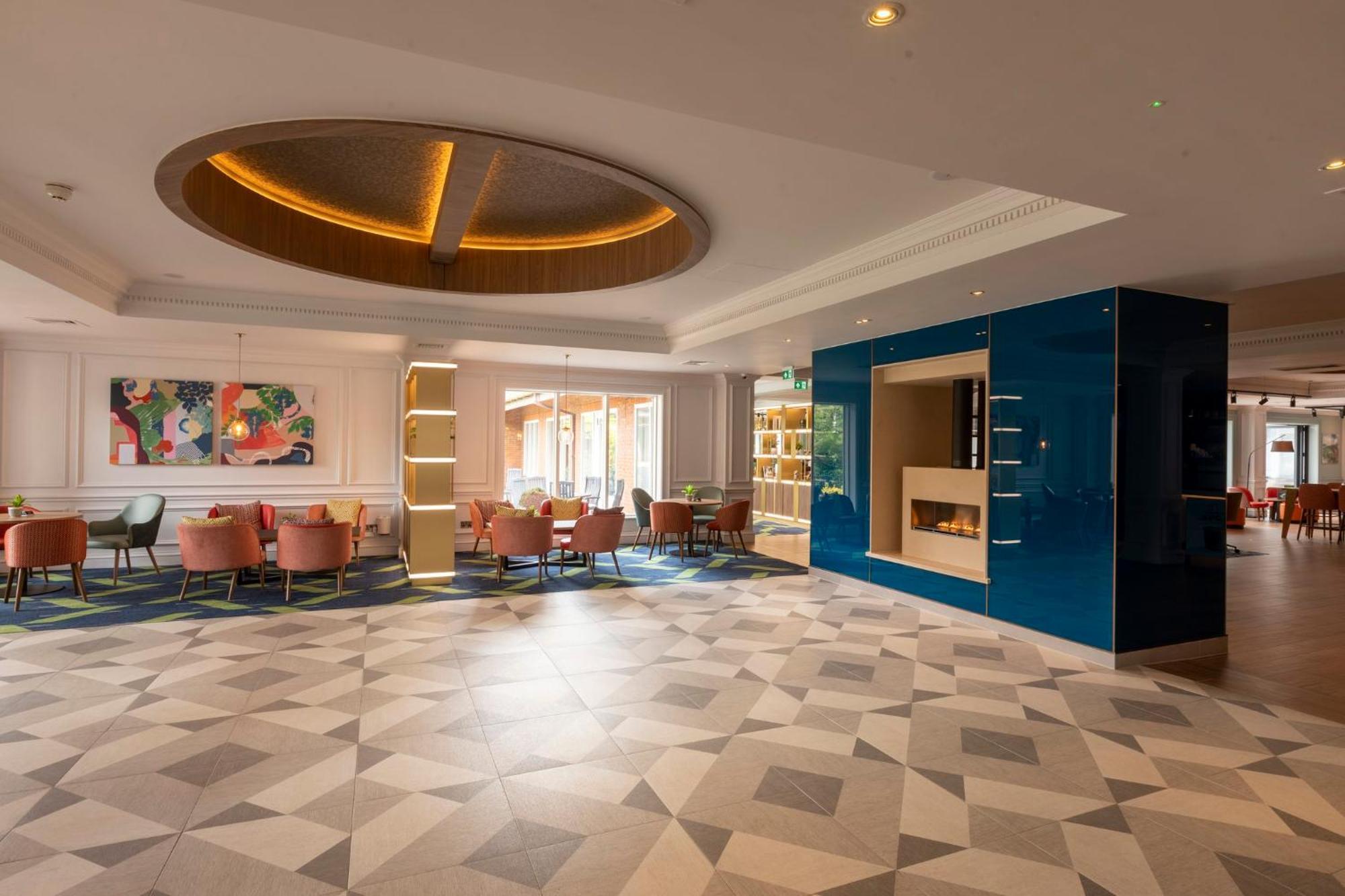Holiday Inn Guildford By Ihg Esterno foto