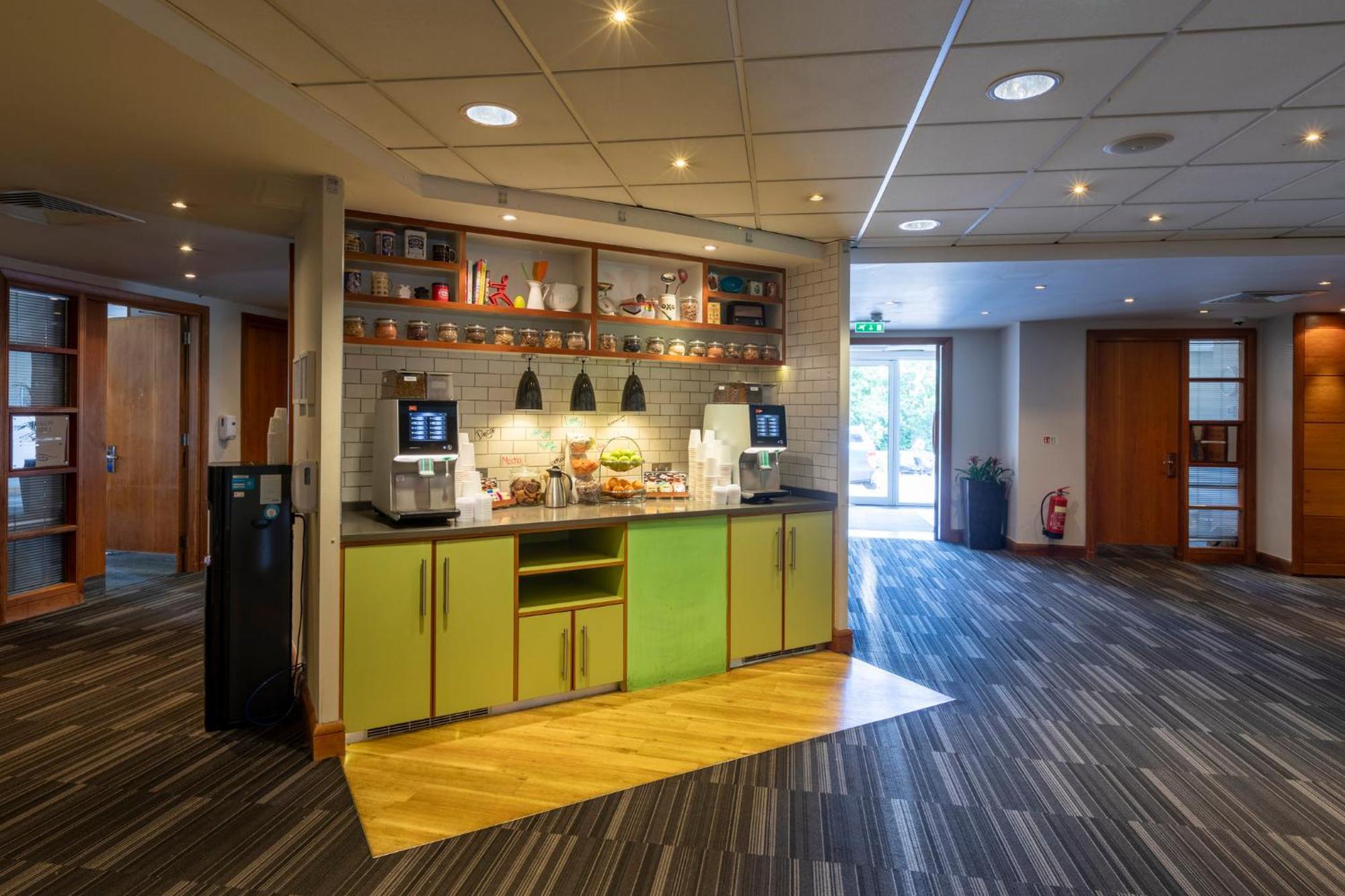 Holiday Inn Guildford By Ihg Esterno foto